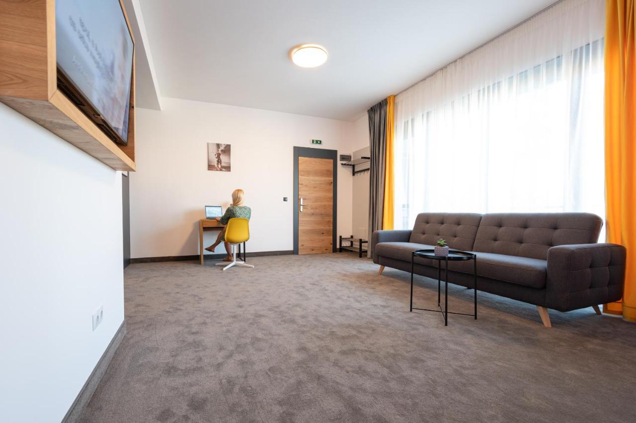 Aparthotel Calvin Oradea Exterior foto